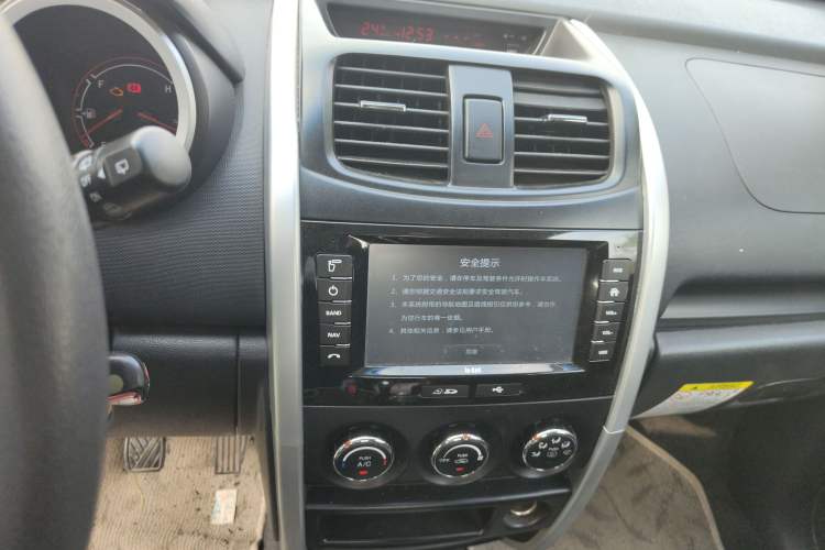 Used CHANGAN CX20 2014 1.4L Manual Sunroof Navigation Version China V Standard Audio And AC Panel