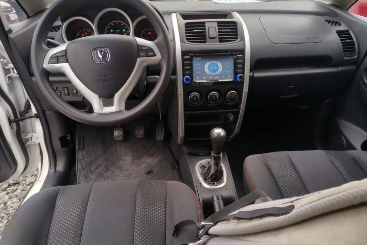 Used CHANGAN CX20 2014 1.4L Manual Sport Version China IV Standard Center Console