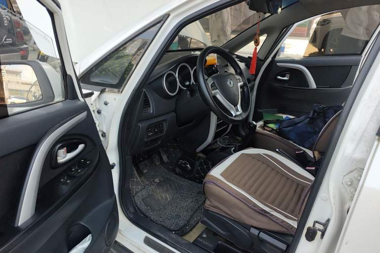 Used CHANGAN CX20 2014 1.4L Manual Sunroof Navigation Version – China IV Standard Driver Seat