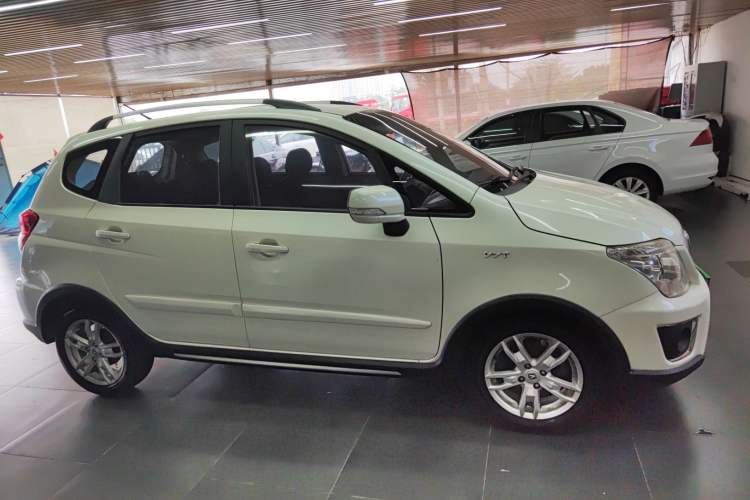 Used CHANGAN CX20 2014 1.4L Manual Sport Version China IV Standard Exterior 2