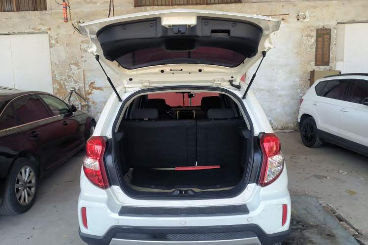 Used CHANGAN CX20 2014 1.4L Manual Sport Version China IV Standard Trunk