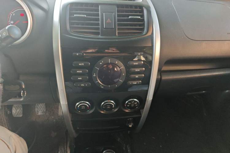 Used CHANGAN CX20 2014 1.4L Manual Sport Edition China V Standard Audio And AC Panel