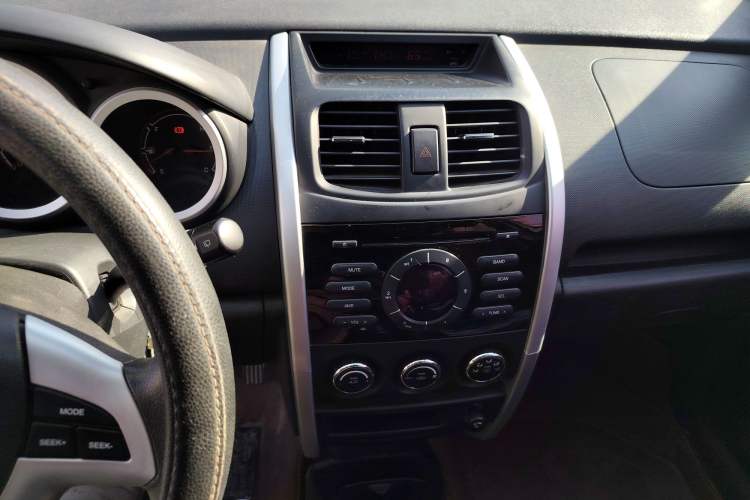 Used CHANGAN CX20 2014 1.4L Manual Sport Version China IV Standard Audio And AC Panel