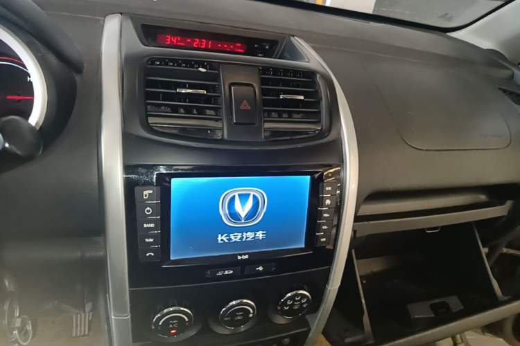 Used CHANGAN CX20 2014 1.4L Manual Sunroof Navigation Version – China IV Standard Audio And AC Panel