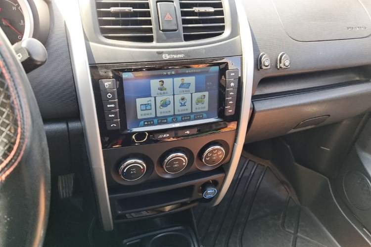 Used CHANGAN CX20 2014 1.4L IMT Sunroof Navigation Version China IV Standard Audio And AC Panel