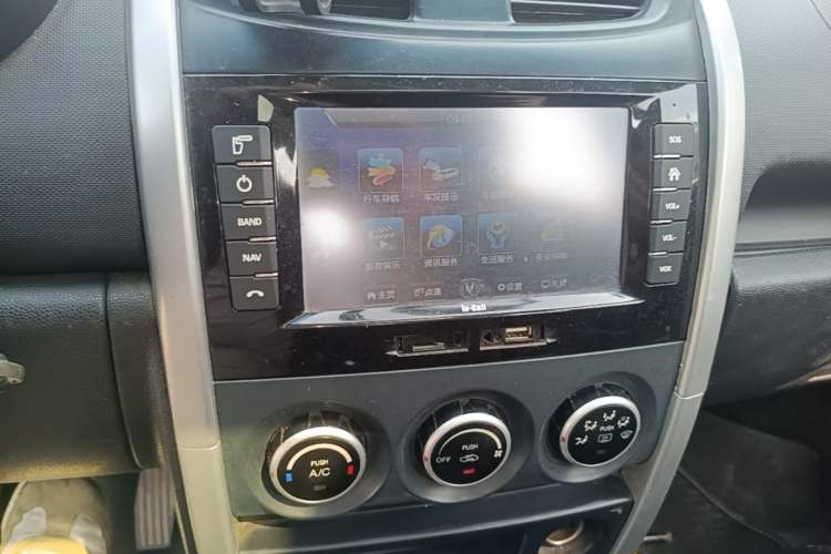 Used CHANGAN CX20 2014 1.4L Manual Sunroof Navigation Version – China IV Standard Audio And AC Panel