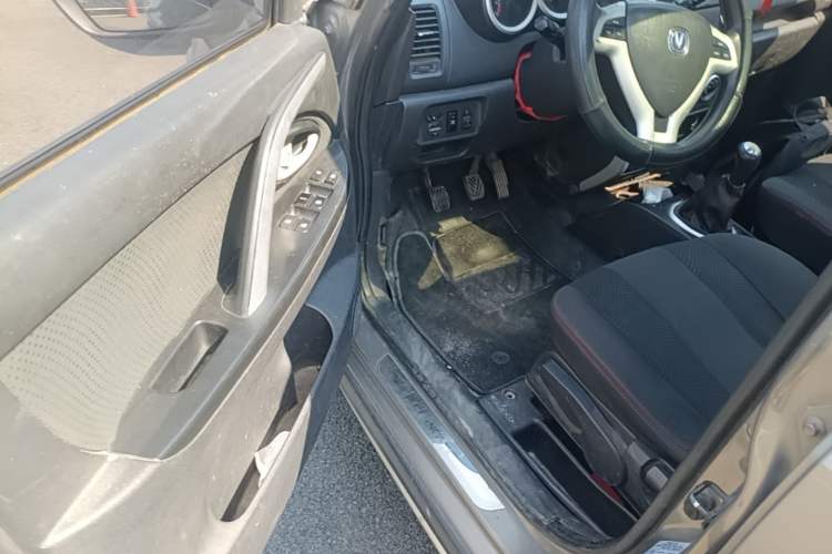 Used CHANGAN CX20 2014 1.4L Manual Sunroof Navigation Version – China IV Standard Driver Seat
