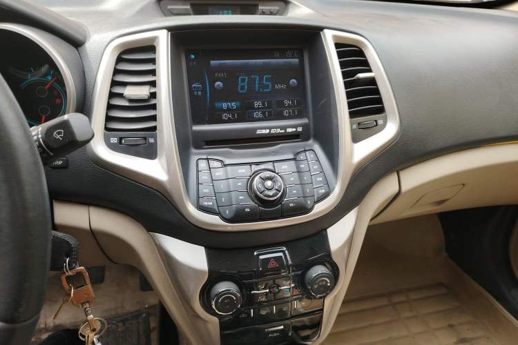 Used CHANGAN Eado 2012 1.6L Manual Luxury Version China IV Standard Audio And AC Panel