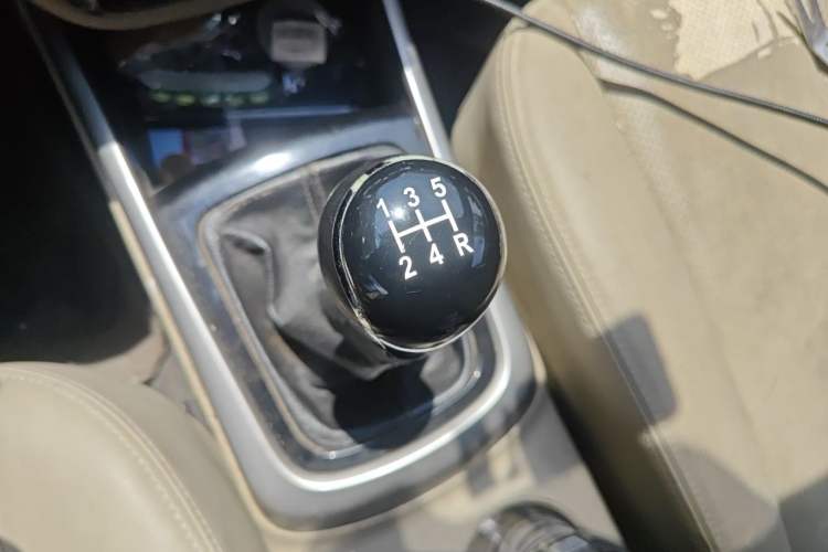Used CHANGAN Eado 2012 1.6L Manual Luxury Version China IV Standard Gear Lever