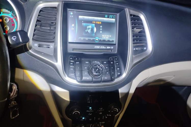 Used CHANGAN Eado 2012 1.6L Manual Luxury Version China IV Standard Audio And AC Panel