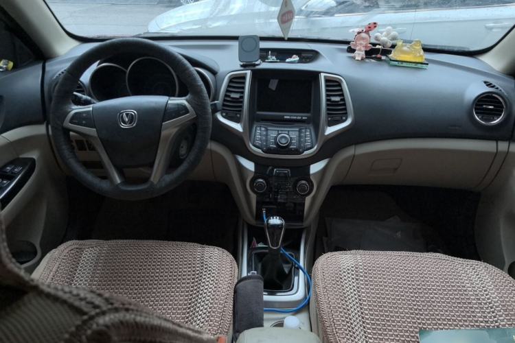 Used CHANGAN Eado 2012 1.6L Manual Luxury Model China IV Standard Center Console