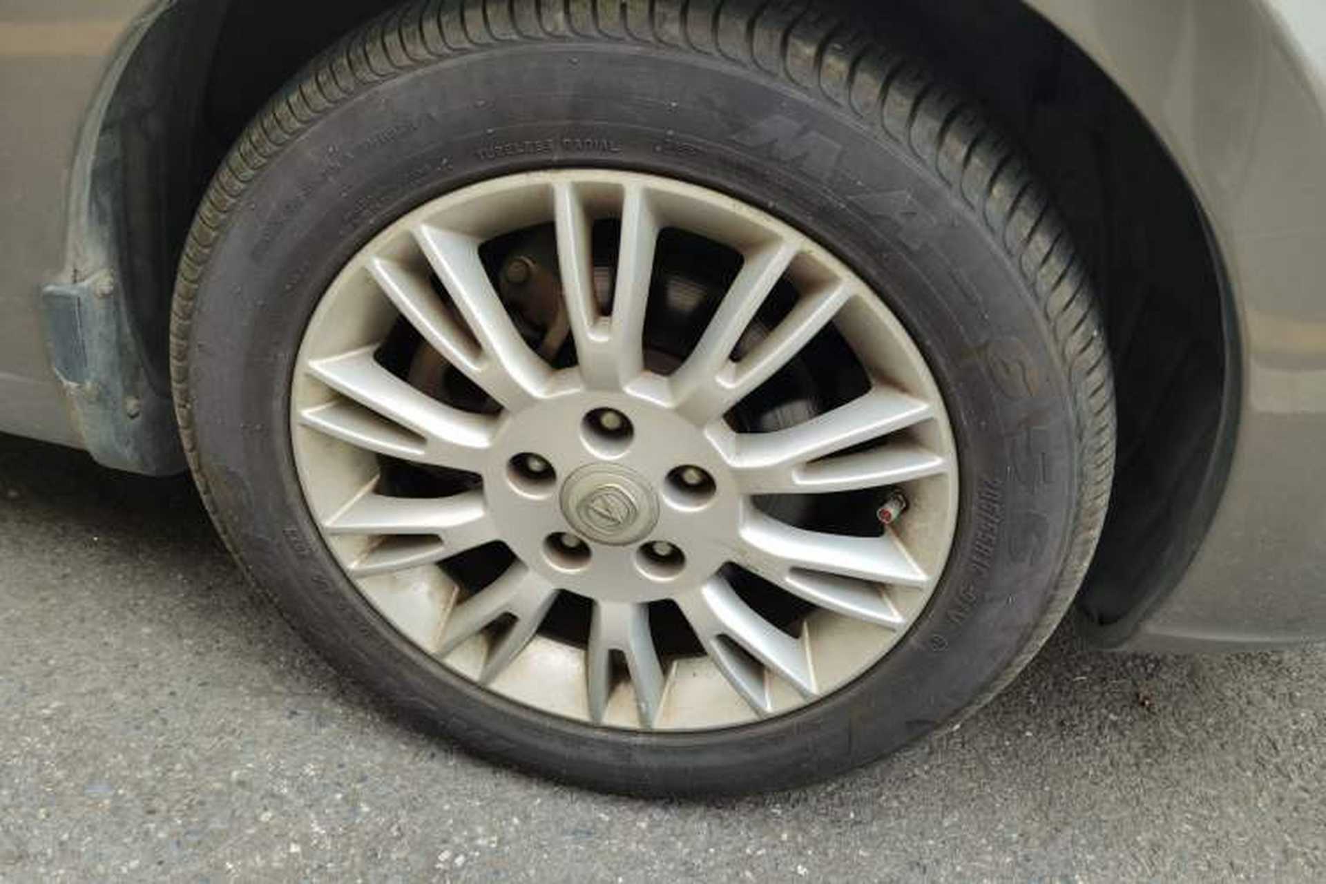Used CHANGAN Eado 2012 1.6L Manual Luxury Model China IV Standard Right Front Wheel Hub