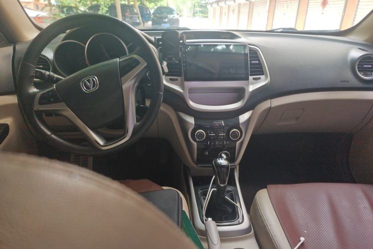 Used CHANGAN Eado 2012 1.6L Manual Luxury Model China IV Standard Center Console