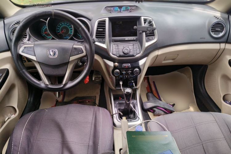 Used CHANGAN Eado 2012 1.6L Manual Luxury Model China IV Standard Center Console