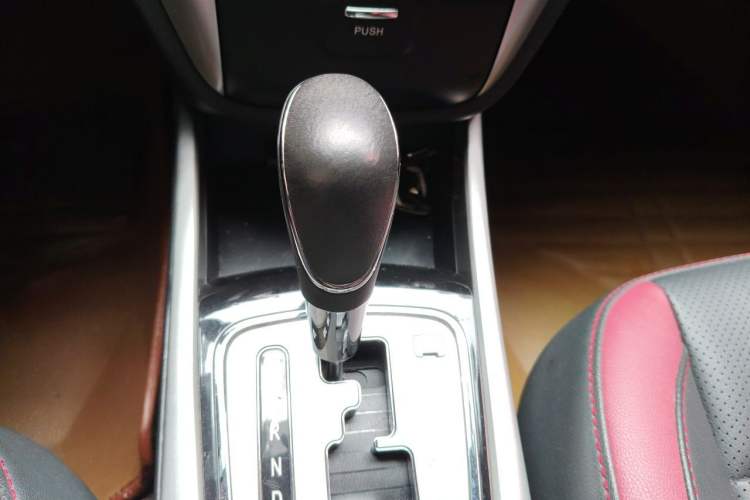 Used CHANGAN Eado 2013 1.6L Automatic ZhiKu Model China IV Standard Gear Lever