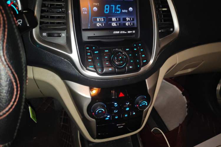 Used CHANGAN Eado 2013 1.6L Manual Luxury Model China V Standard Audio And AC Panel