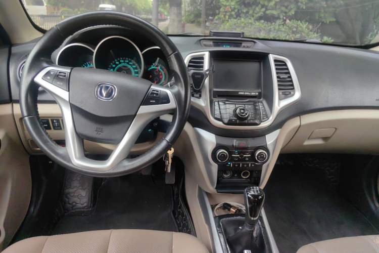 Used CHANGAN Eado 2013 1.6L Manual Luxury Model China V Standard Center Console