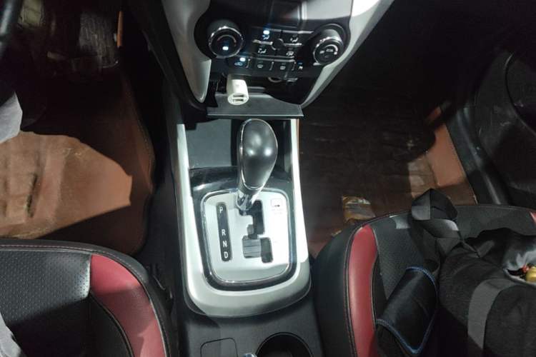 Used CHANGAN Eado 2013 1.6L Automatic ZhiKu Model China IV Standard Gear Lever