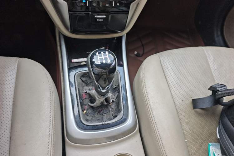 Used CHANGAN Eado 2013 1.6L Manual Luxury Model China V Standard Gear Lever