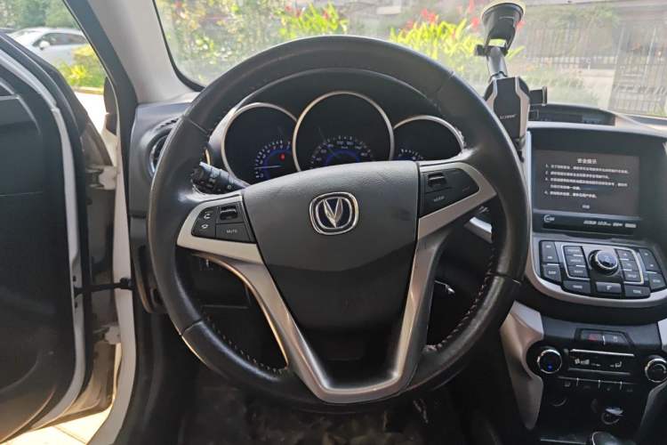 Used CHANGAN Eado 2013 1.6L Automatic ZhiKu Model China IV Standard Steering Wheel