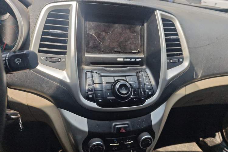 Used CHANGAN Eado 2014 1.6L Manual Luxury Model Audio And AC Panel