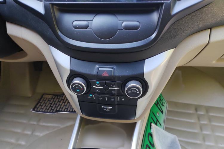 Used CHANGAN Eado 2014 1.6L Manual Luxury Model Interior 8