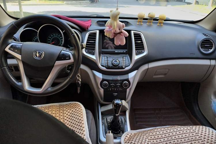 Used CHANGAN Eado 2014 1.6L Manual Luxury Model Center Console