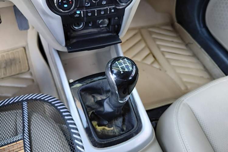 Used CHANGAN Eado 2014 1.6L Manual Luxury Model Gear Lever