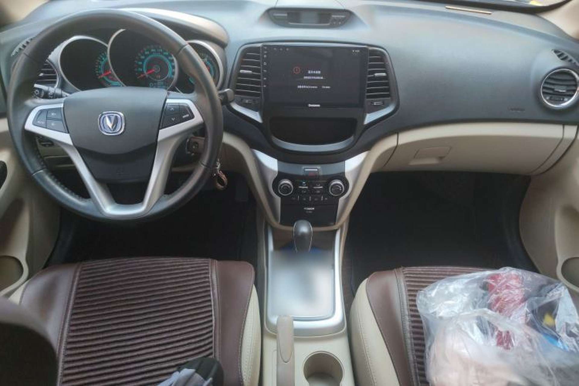 Used CHANGAN Eado 2014 1.6L Automatic Luxury Model Center Console