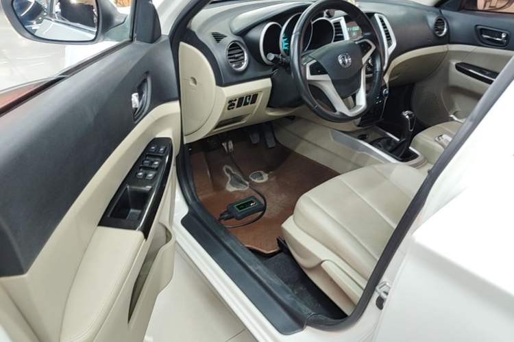 Used CHANGAN Eado 2014 1.6L Manual Luxury Model Driver Seat