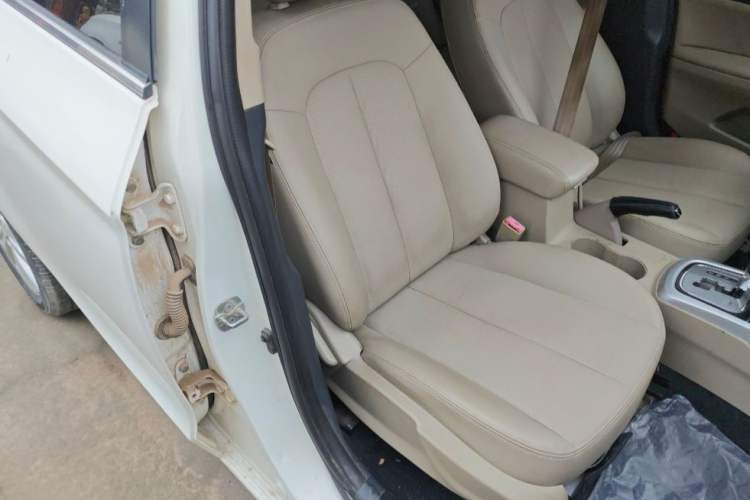 Used CHANGAN Eado 2014 1.6L Automatic Luxury Model Interior 10