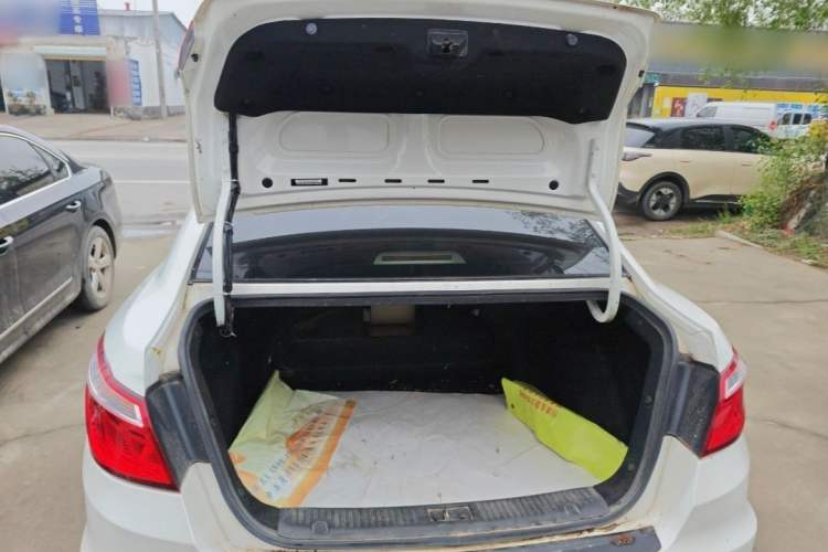 Used CHANGAN Eado 2014 1.6L Automatic Luxury Model Interior 9