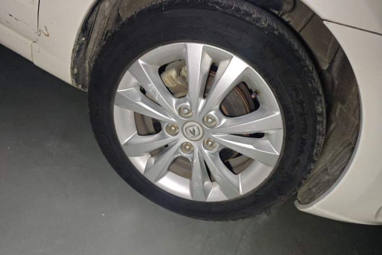 Used CHANGAN Eado 2014 1.6L Manual Luxury Model Right Front Wheel Hub