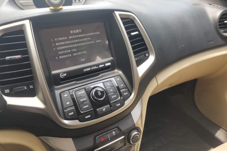 Used CHANGAN Eado 2015 1.6L Manual Luxury Model China IV Standard Audio And AC Panel