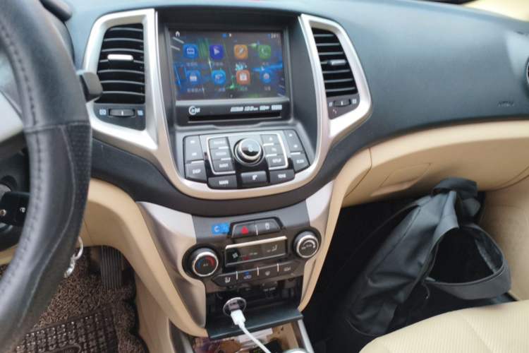 Used CHANGAN Eado 2015 1.6L Manual Luxury Model China IV Standard Audio And AC Panel