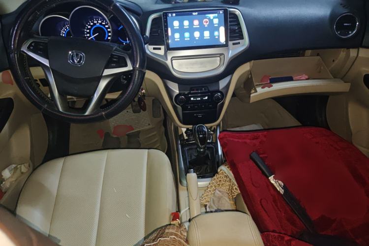 Used CHANGAN Eado 2015 1.6L Manual Luxury Model China IV Standard Center Console