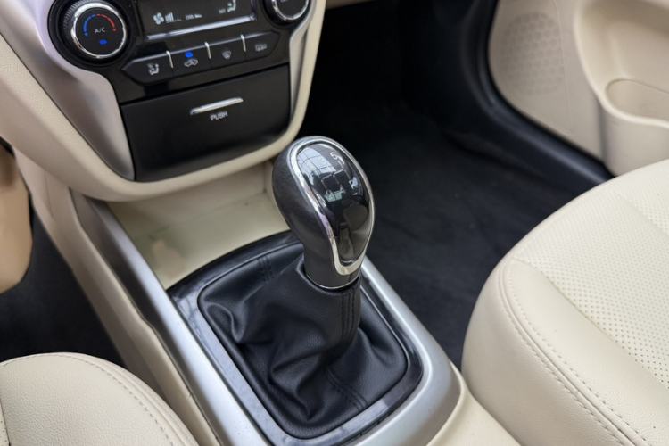Used CHANGAN Eado 2015 1.6L Manual Luxury Model China IV Standard Exterior 5