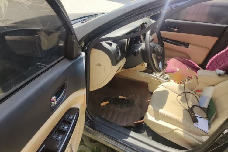 Used CHANGAN Eado 2015 1.6L Manual Luxury Model China IV Standard Interior 3
