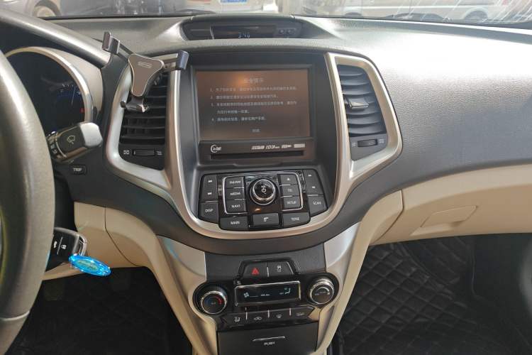 Used CHANGAN Eado 2015 1.6L Manual Luxury Model China V Standard Audio And AC Panel