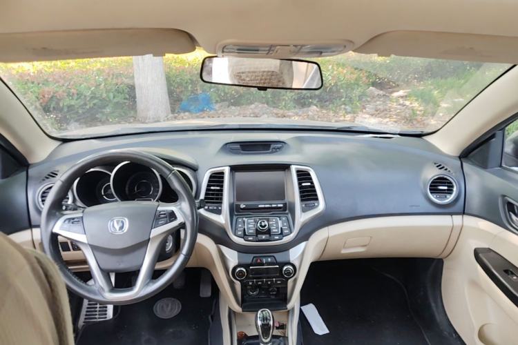 Used CHANGAN Eado 2015 1.6L Manual Luxury Model China IV Standard Center Console