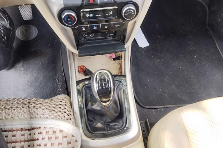 Used CHANGAN Eado 2015 1.6L Manual Luxury Model China IV Standard Gear Lever