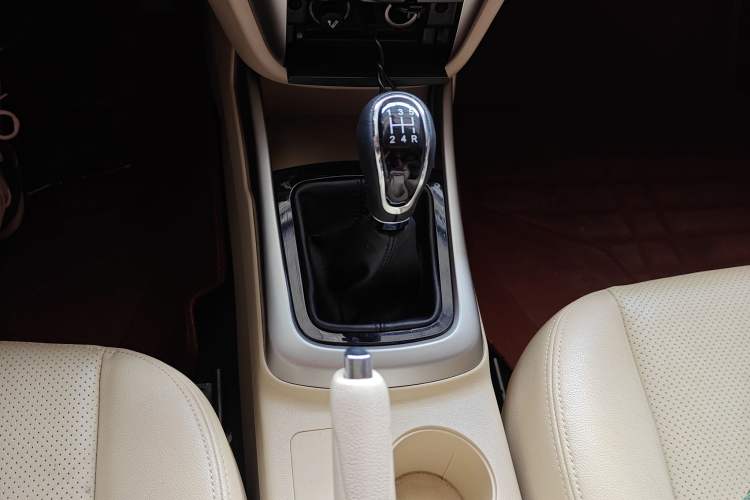 Used CHANGAN Eado 2015 1.6L Manual Luxury Model China V Standard Gear Lever