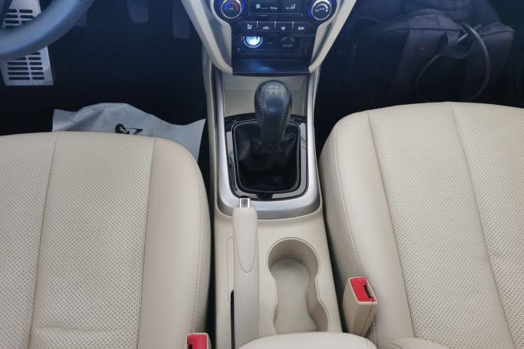 Used CHANGAN Eado 2015 1.6L Manual Luxury Model China V Standard Gear Lever