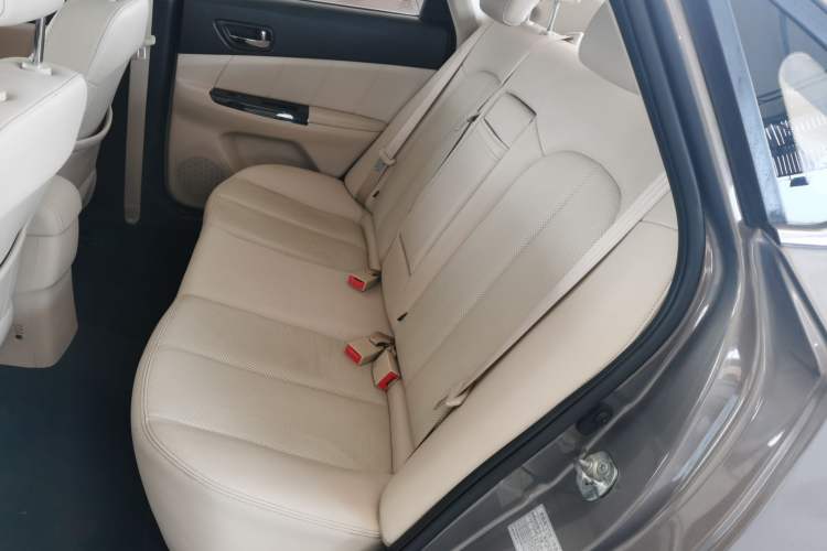 Used CHANGAN Eado 2015 1.6L Manual Luxury Model China V Standard Interior 4