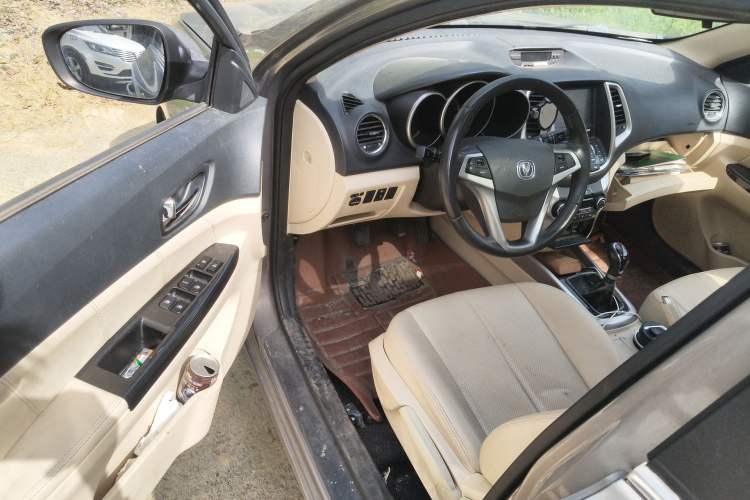 Used CHANGAN Eado 2015 1.6L Manual Luxury Model China IV Standard Driver Seat