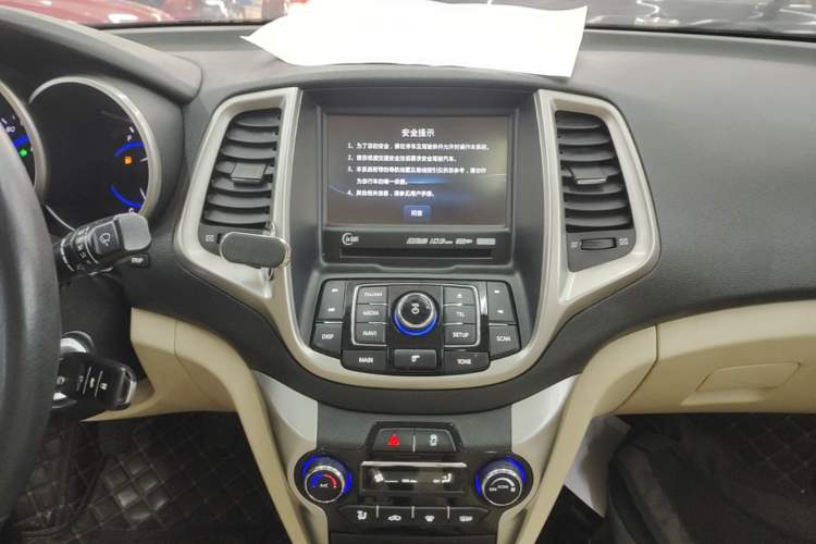 Used CHANGAN Eado 2015 1.6L Manual Luxury Model China V Standard Audio And AC Panel