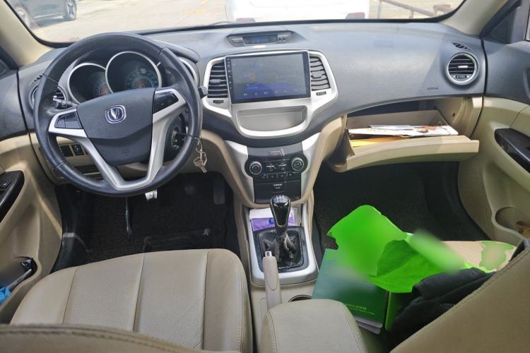 Used CHANGAN Eado 2015 1.6L Manual Luxury Model China IV Standard Center Console