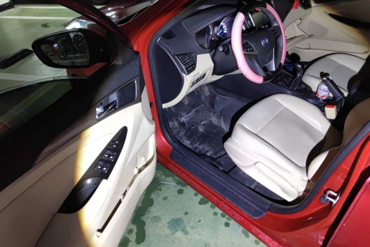 Used CHANGAN Eado 2015 1.6L Manual Luxury Model China IV Standard Driver Seat