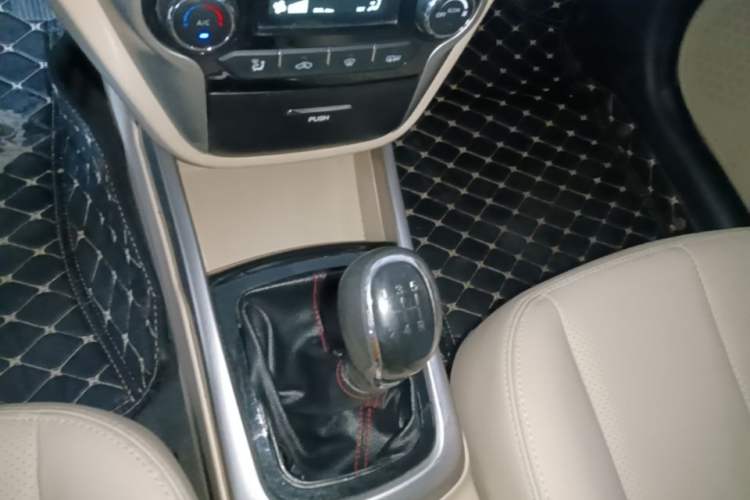Used CHANGAN Eado 2015 1.6L Manual Luxury Model China V Standard Gear Lever