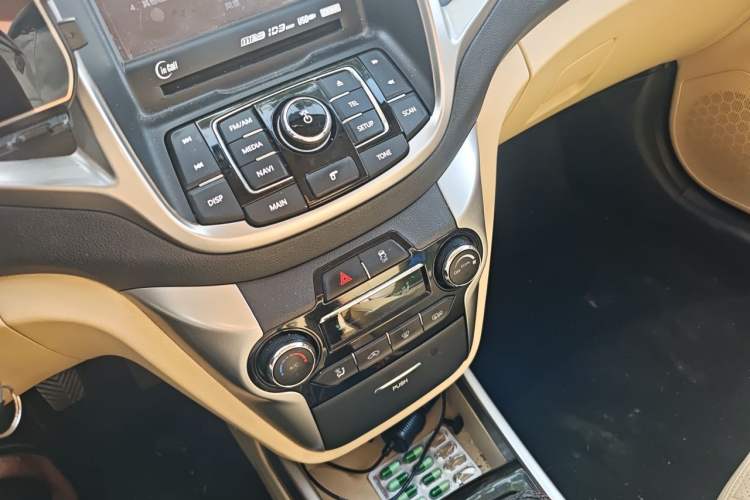 Used CHANGAN Eado 2015 1.6L Manual Luxury Model China V Standard Audio And AC Panel